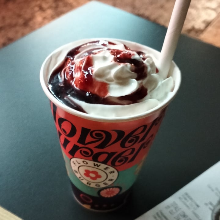 photo of Flower Burger milkshake alla fragola shared by @gaiapil on  11 Oct 2022 - review