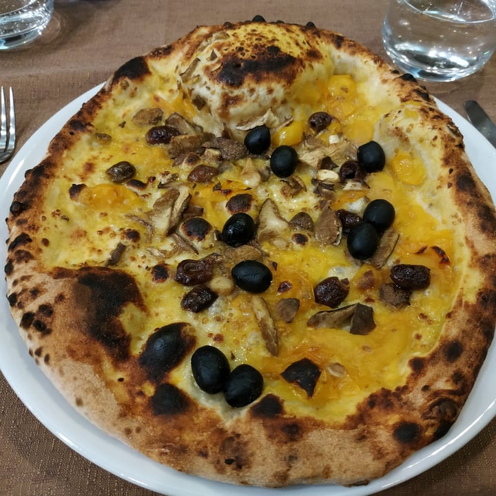 photo of Tenuta Gurgo Pizza vegana shared by @niniane on  27 May 2022 - review