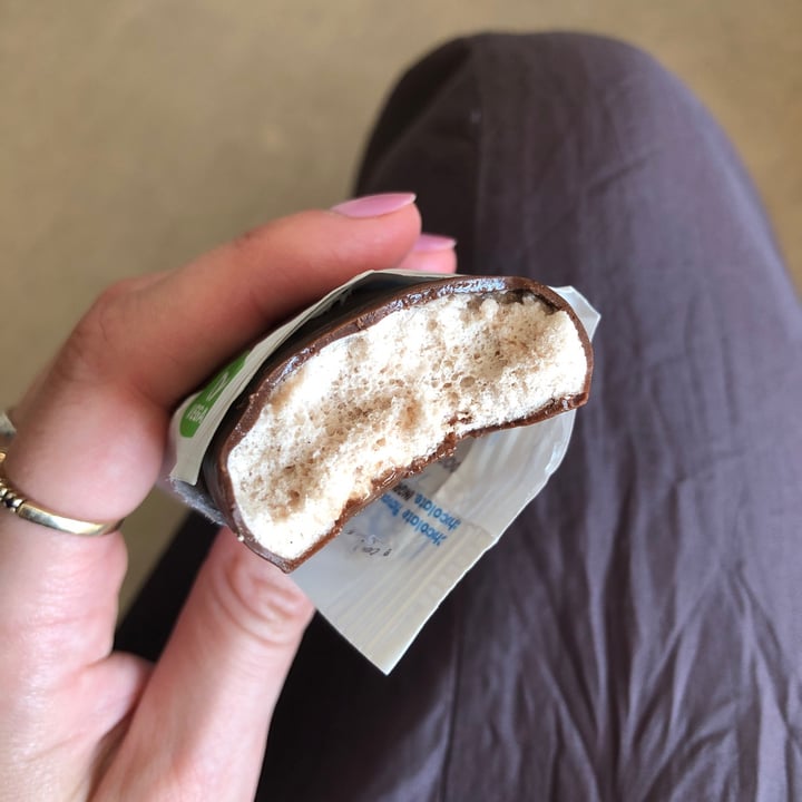photo of Flower & white Double M*lk Chocolate Meringue Bar shared by @alicemary on  30 Aug 2022 - review