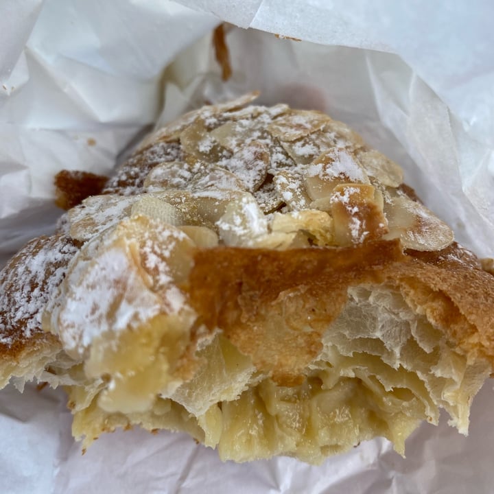 photo of Sanga Vegan Almond Croissant shared by @blacklilyleaf on  22 Dec 2021 - review