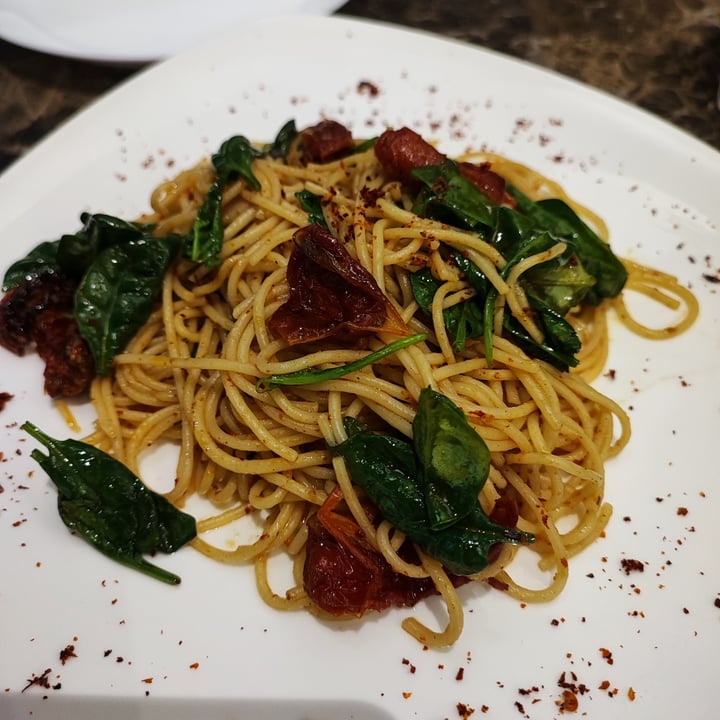 review photo of Roots Bistro Aglio Olio Spaghetti shared by @andrewlamyw on 25 Jul 2022 - review