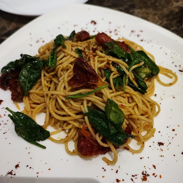 photo of Roots Bistro Aglio Olio Spaghetti shared by @andrewlamyw on  25 Jul 2022 - review