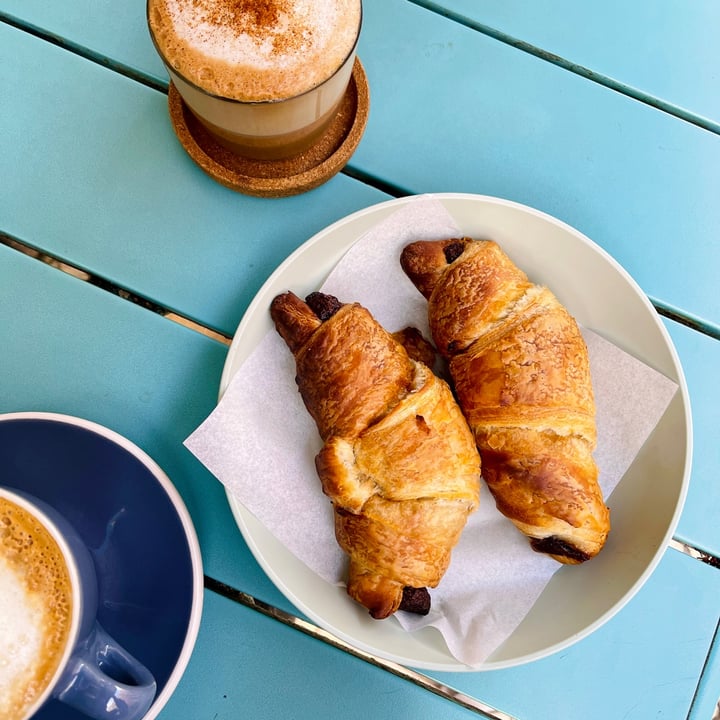photo of Moko Veggie Café Croissant relleno de chocolate shared by @moredesign on  28 Mar 2022 - review