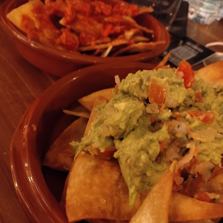 photo of Valhalla Rock Burger Nachos con guacamole y nachos con chilli shared by @notyetem on  21 Mar 2022 - review
