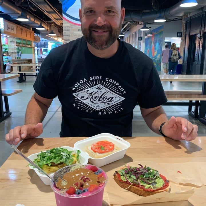 photo of The Little Kitchen Avocado Love Toast, Breakfast sammie And smoothie Bowl shared by @ravengaston on  05 Aug 2022 - review