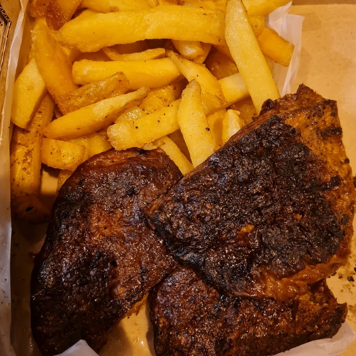 review photo of La Reverde Parrillita Vegana Vacío de seitán con papas fritas shared by @julisturla on 20 Nov 2021 - review