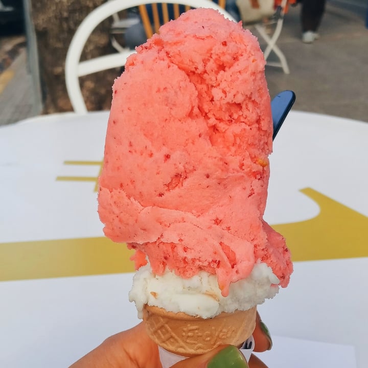 review photo of Lucciano's Helado De Frutilla Y Naranja shared by @belvegan on 27 Aug 2021 - review
