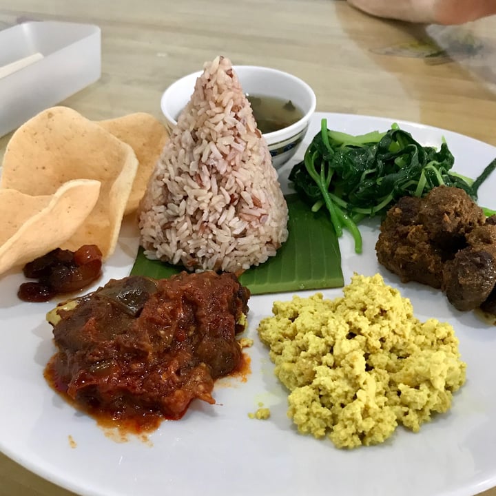 review photo of Loving Hut Banana Leaf Nasi Campur shared by @ziggyradiobear on 02 May 2021 - review