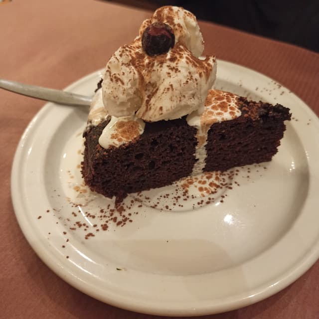 Foto del piatto “Chocolate Cake with Ice Cream”