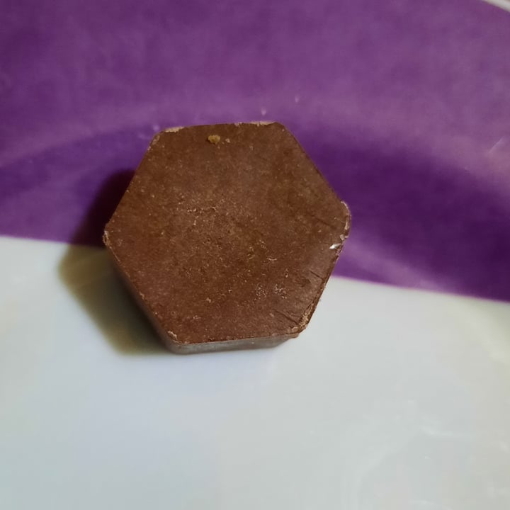 photo of Porto chocolates vegan chocolate con nuez de macadamia shared by @uvazombie on  19 Jun 2022 - review