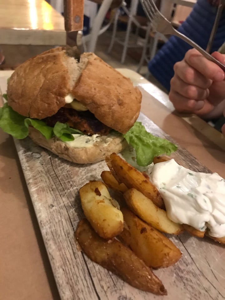 photo of Viva Burger Burger Queen shared by @andrebay on  13 Feb 2020 - review