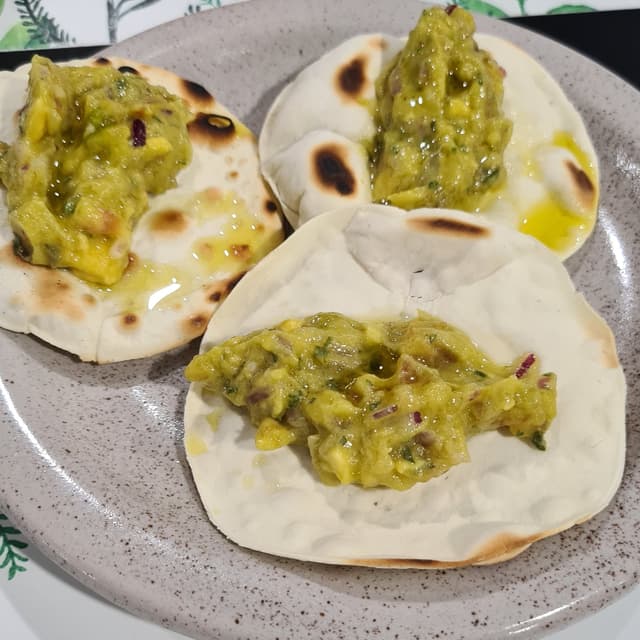 Photo of the dish “Pão sírio com guacamole”