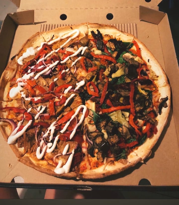 review photo of Crust Gourmet Pizza Bar Smoked BBQ pulled jackfruit shared by @camille7 on 07 Apr 2020 - review