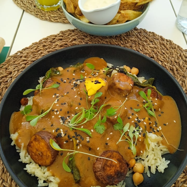 photo of Cocos Beach Club Caril de legumes com batata doce e grão shared by @claudiasousaportugal on  23 Apr 2022 - review