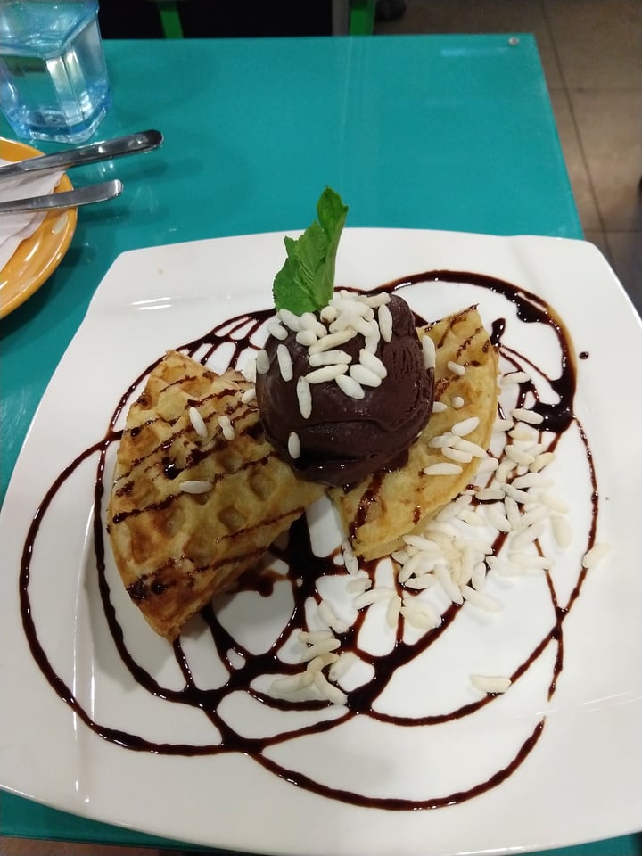 review photo of Well Dressed Salad Bar Fluffy Vaffles with Vegan Ice Cream shared by @tenspice on 29 Apr 2018 - review