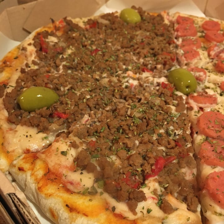 photo of Pizza Who? Empanadas and Pizzas Premium Pizza de Soja y Cheddar shared by @claracartasegna on  06 Sep 2022 - review