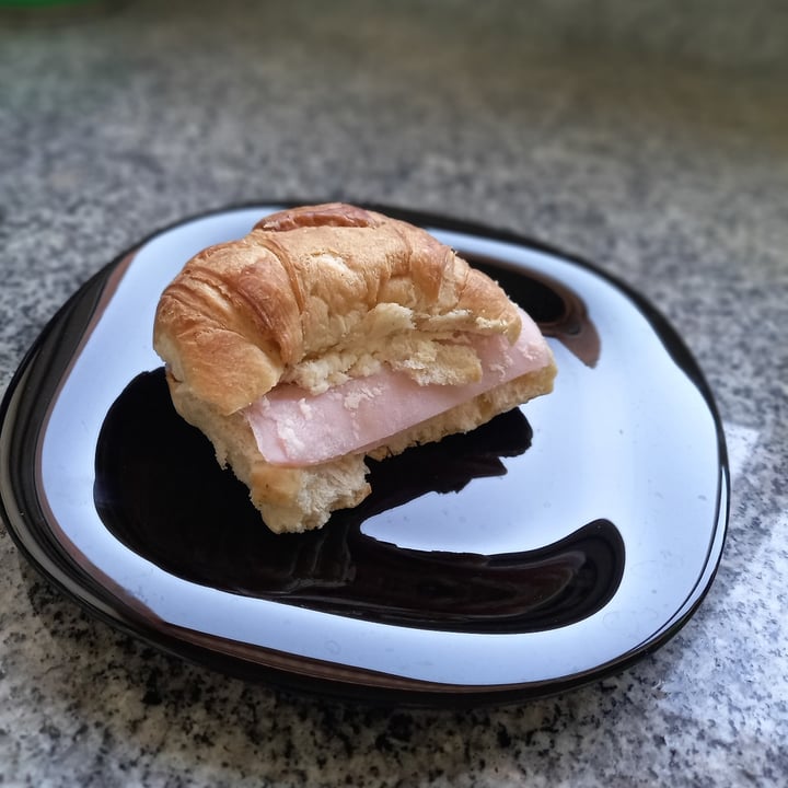 review photo of Futuro Veggie Medialunas De Jamon Y Queso shared by @tammbenitez on 29 Sep 2020 - review