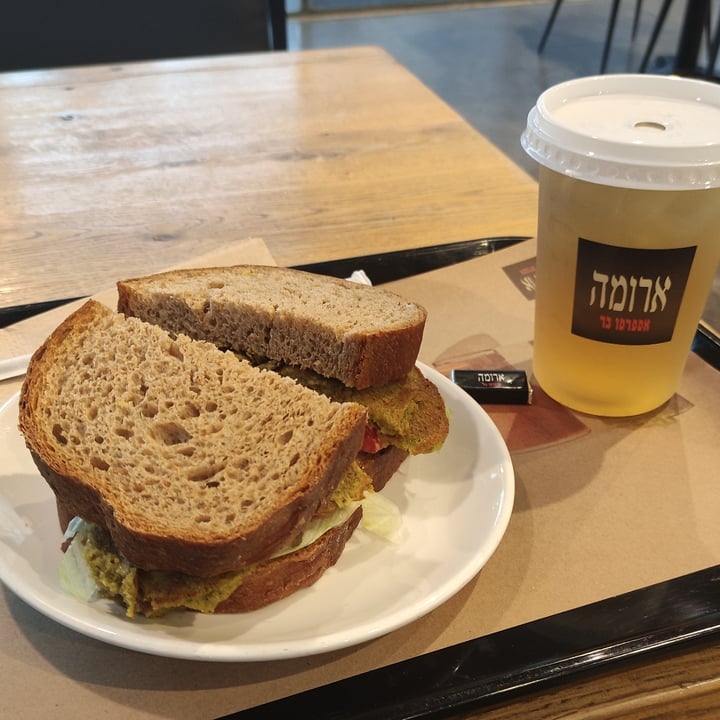 review photo of ארומה Aroma כריך טבעוני shared by @noamaliarazi on 15 Sep 2021 - review