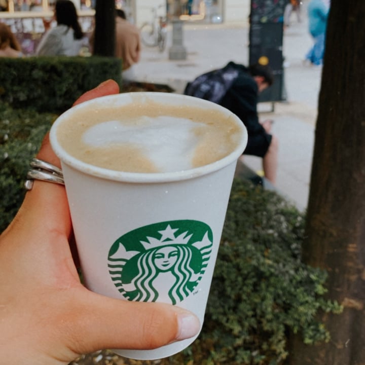 photo of Starbucks Café con leche de almendras shared by @iambutterfly on  14 Apr 2022 - review