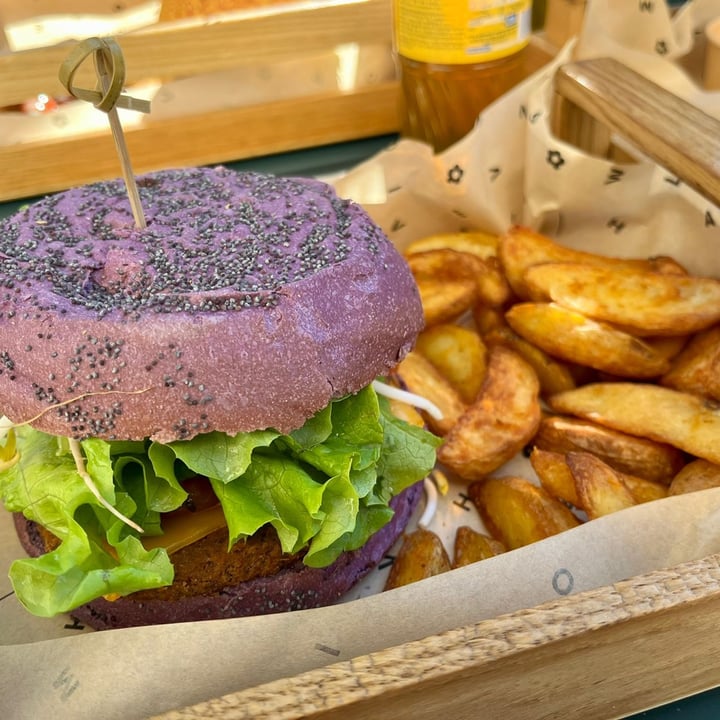 photo of Flower Burger Cherry Bomb shared by @silareggiani on  16 Nov 2022 - review