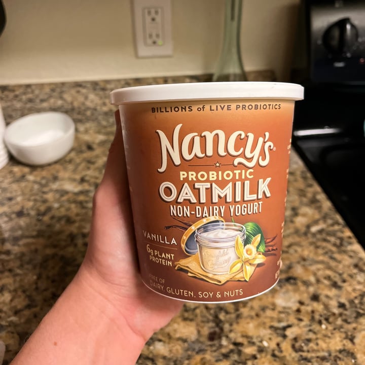 photo of Nancy's Yogurt Nancys oatmilk yogurt shared by @elenaguijarro on  23 Dec 2021 - review