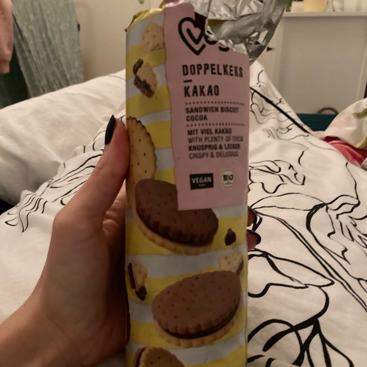 review photo of Veganz Doppelkeks Kakao Sandwich Biscuit shared by @laragundacker on 07 Feb 2021 - review