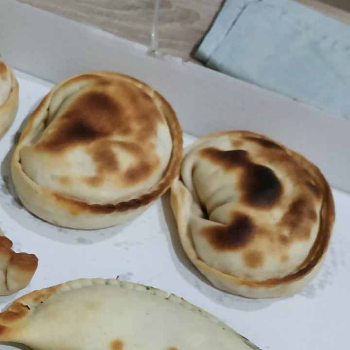 photo of KINOA EMPANADA CAPRESSE shared by @ornitorrincavegana on  01 Jan 2022 - review