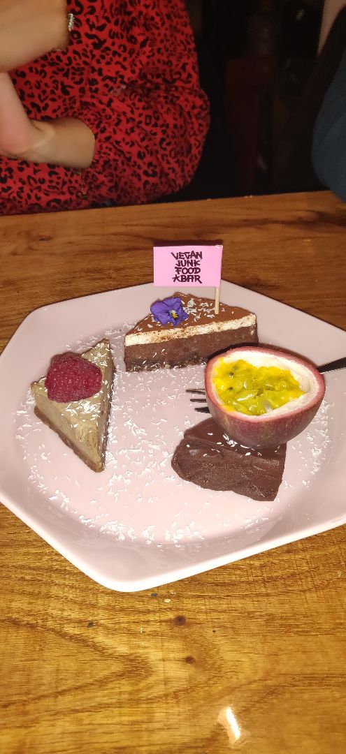review photo of Vegan junk food bar Rotterdam Postres shared by @tatianaloaiza on 31 Mar 2020 - review