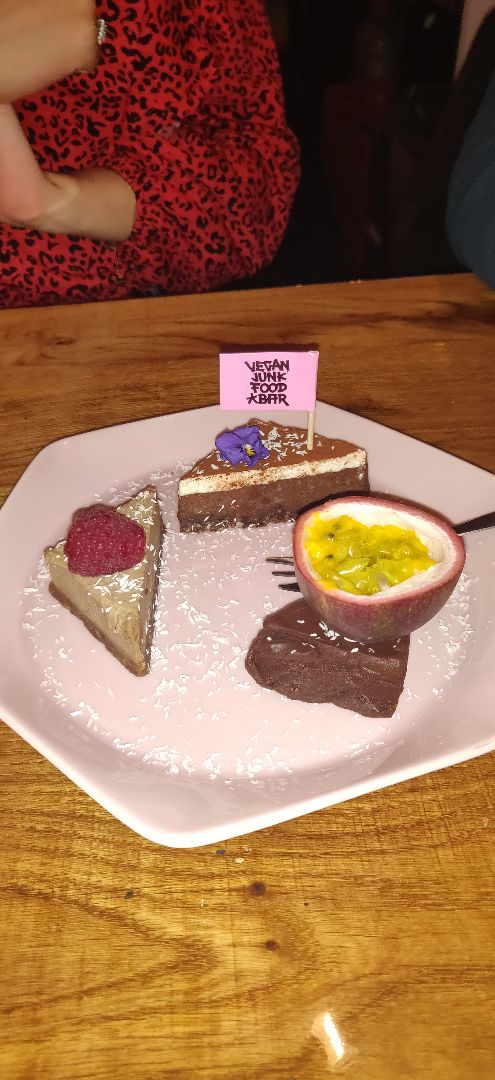 photo of Vegan junk food bar Rotterdam Postres shared by @tatianaloaiza on  31 Mar 2020 - review