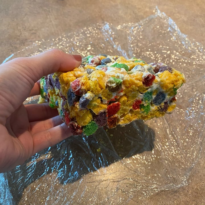photo of Batter & Crumbs Vegan Bakery and Cafe Crunch Berry Cereal Treat shared by @curvycarbivore on  22 Apr 2022 - review