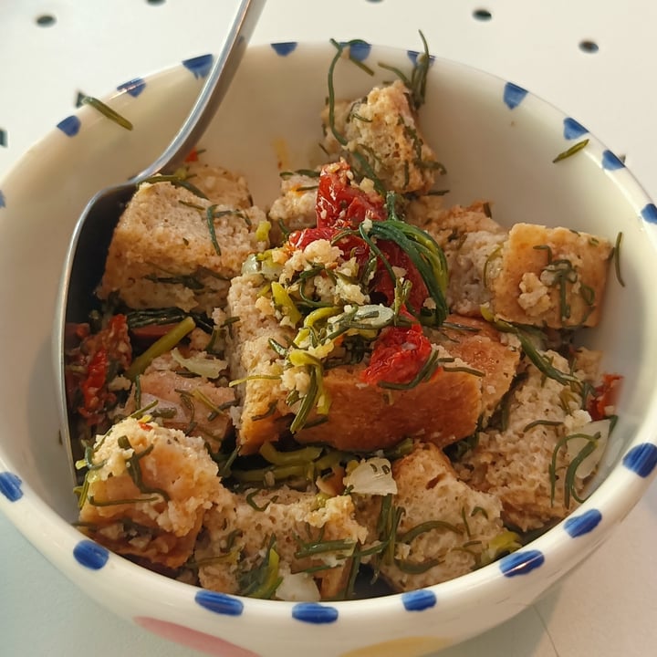 review photo of La Schiscetteria Panzanella Con Pomodori Secchi, Olive E Agretti shared by @zozii on 14 May 2022 - review