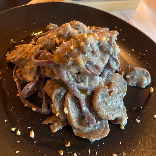 Foto del piatto “Tagliolini ai mirtilli con crema di porri, funghi e nocciole”