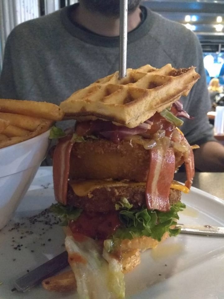 review photo of Lily Burger & Steaks "Beef & Vegan Grill-Club" Hamburguesa con gofre shared by @annego on 11 Aug 2019 - review