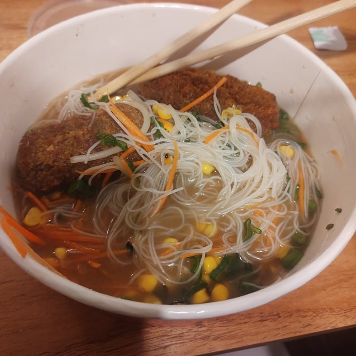 photo of KOI Dumplings Ramen shoyu ajo vegano con tofu shared by @natalia11 on  19 Aug 2022 - review