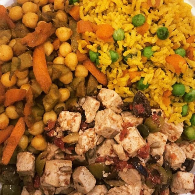 Foto del piatto “Ceci e carote, riso e piselli, tofu con olive e pomodori secchi”