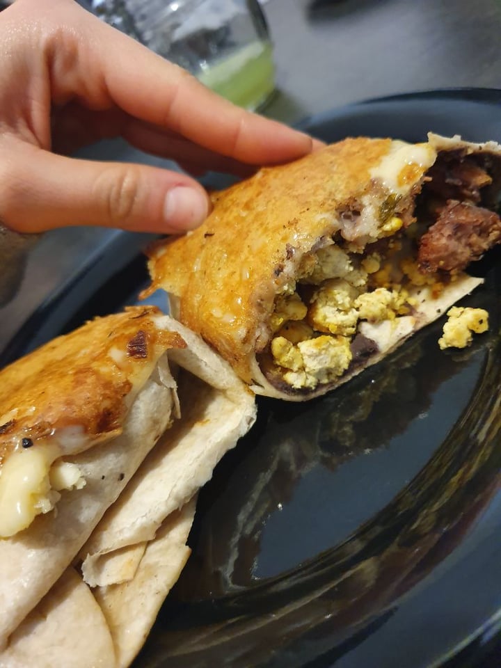 review photo of VegCo. Restaurante Vegano Burrito de desayuno beyond con queso encima shared by @danquiroz on 20 Jan 2020 - review