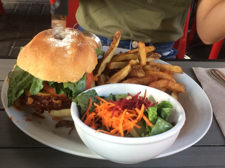 review photo of MeeT in Yaletown Crispy BBQ Burger shared by @gracecmla on 14 Aug 2019 - review