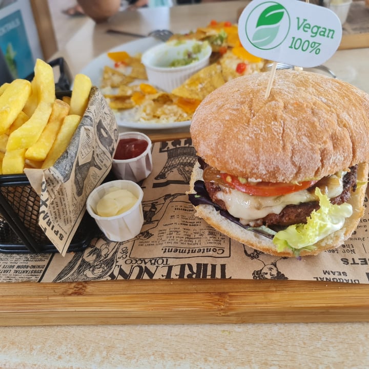 photo of Soma Bistro La Pineda hamburguesa vegana shared by @fumateelviento on  13 Aug 2022 - review