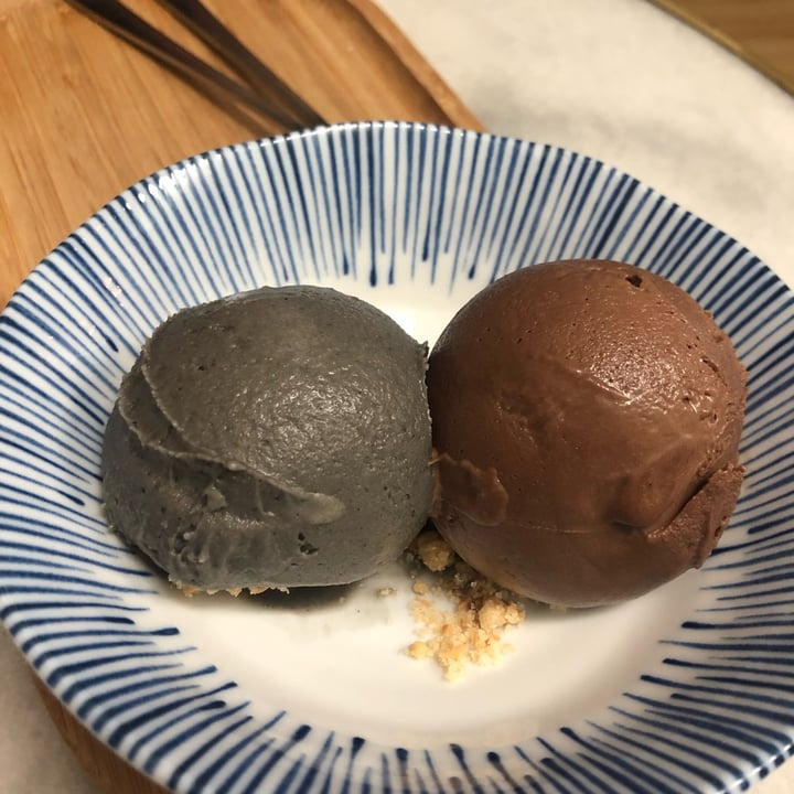 photo of Arigato Barcelona Helado de sésamo negro y chocolate con avellana shared by @reginarepera on  15 Apr 2022 - review