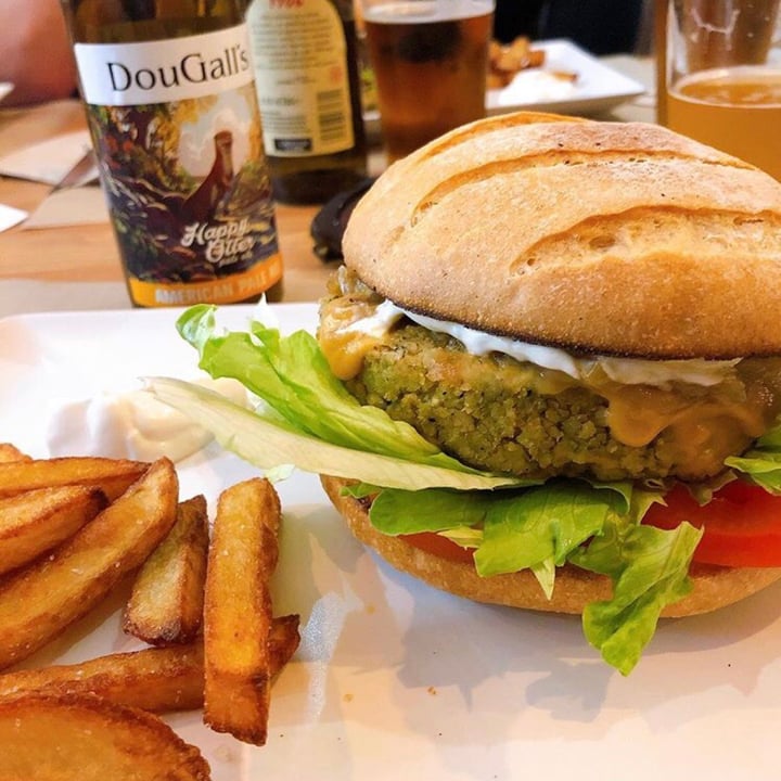 photo of Melocotón Vegan Burger Hamburguesa de seitán y trufa shared by @ifveganism on  14 May 2020 - review