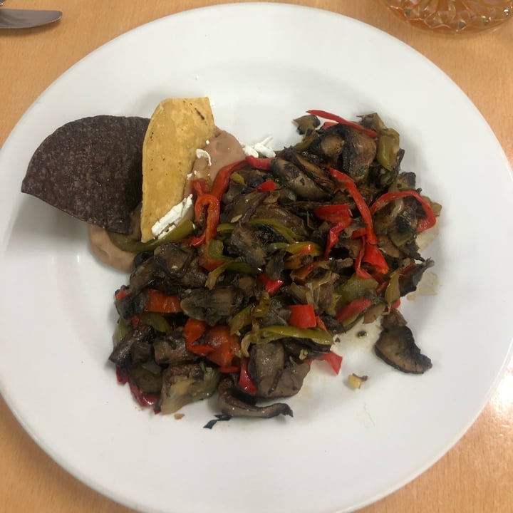 photo of La Casa de las Enchiladas Alambre Vegano shared by @keendy on  01 Aug 2022 - review