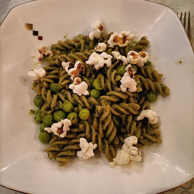 菜肴“Pasta con crema alle erbe, piselli e pop corn”的照片