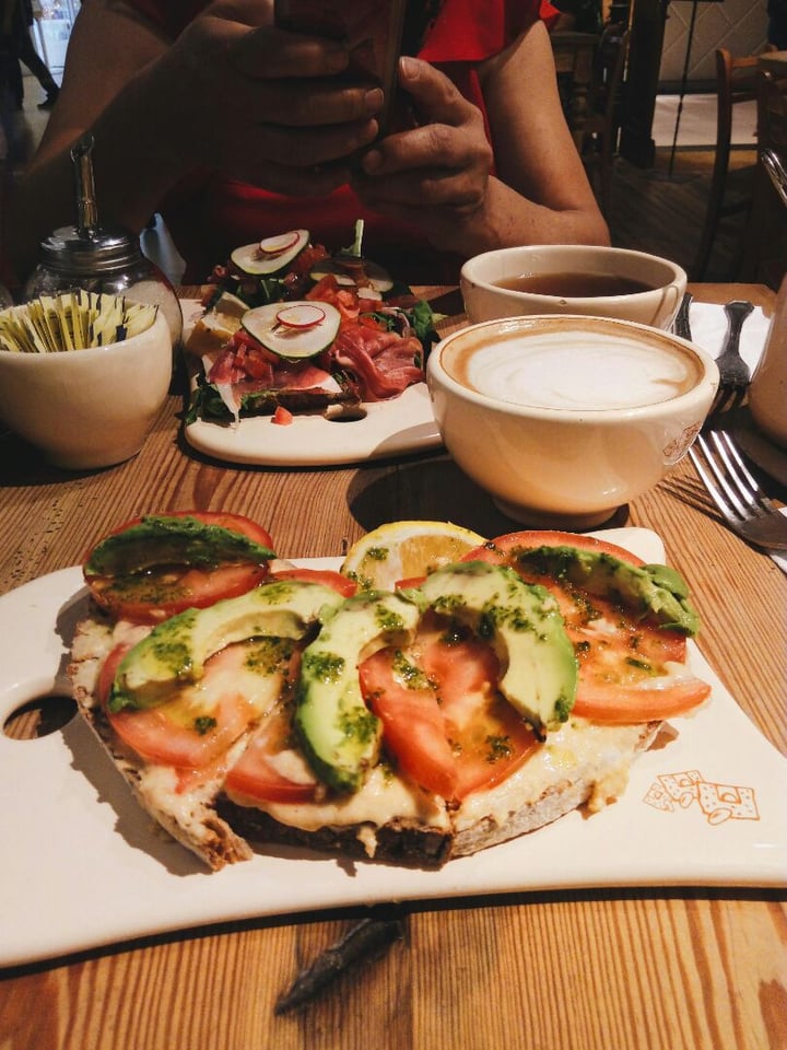 photo of Le Pain Quotidien Tartine de hummus, tomate y palta shared by @belvegan on  16 Aug 2019 - review