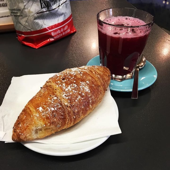 photo of Bar Centrale Cornetto vegano e spremuta fresca di melagrana shared by @samanta27 on  14 Mar 2022 - review