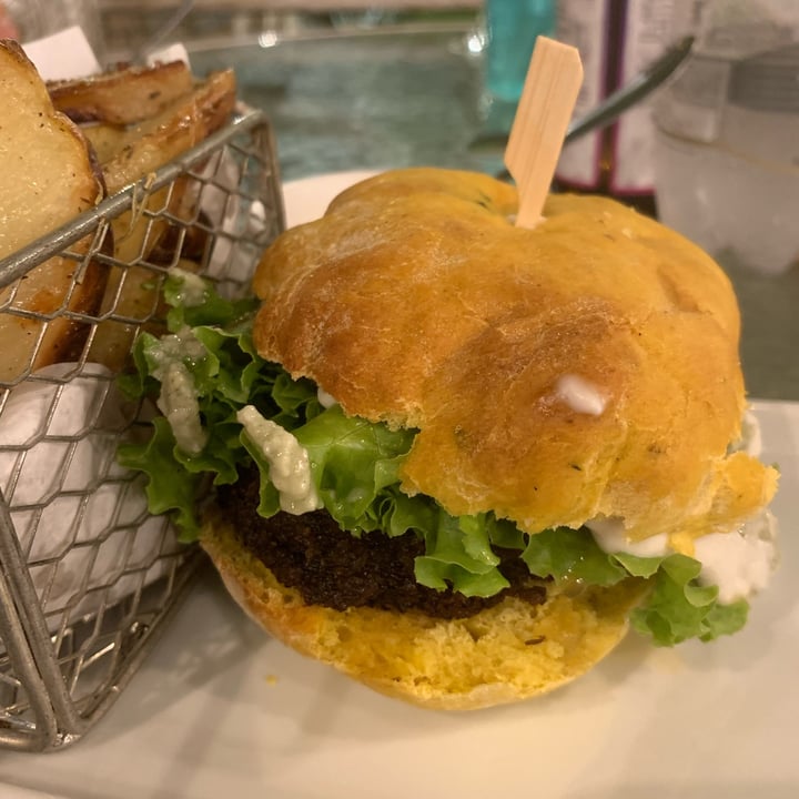 photo of Vê - Empório e Restaurante Vegano Jantar Com Hamburger, Pastel, Salada E Brownie shared by @veggiefitmarina on  29 Dec 2021 - review