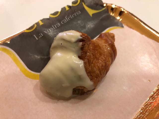 菜肴“Mini croissant con chocolate blanco”的照片