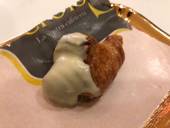 photo of CroisSants Mini croissant con chocolate blanco shared by @anaiturrizar on  08 Dec 2019 - review