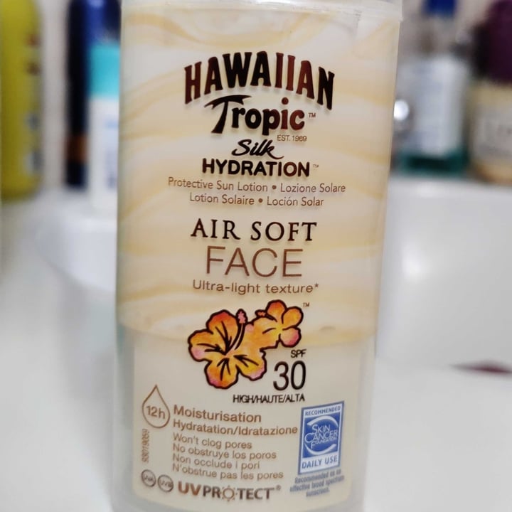photo of Hawaiian Tropic Air soft face shared by @martinas on  30 Nov 2021 - review