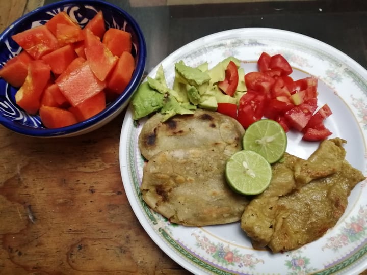 photo of Muluc Ceh Milanesa De Seitán Con Tlacoyos De haba Y Ensalada De Jitomate Con Aguacate shared by @andyveggy on  01 Dec 2019 - review