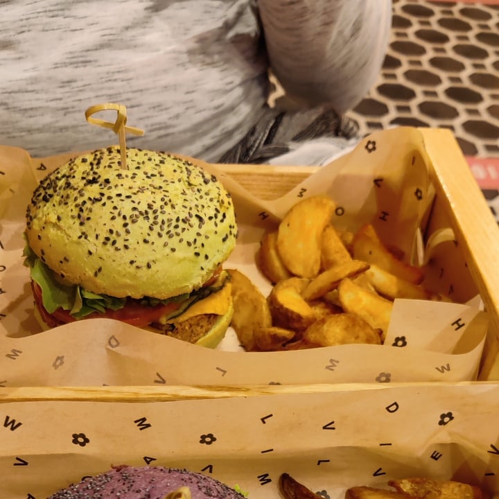 photo of Flower Burger Jungle burger (limited edition) shared by @ireris on  26 Nov 2022 - review